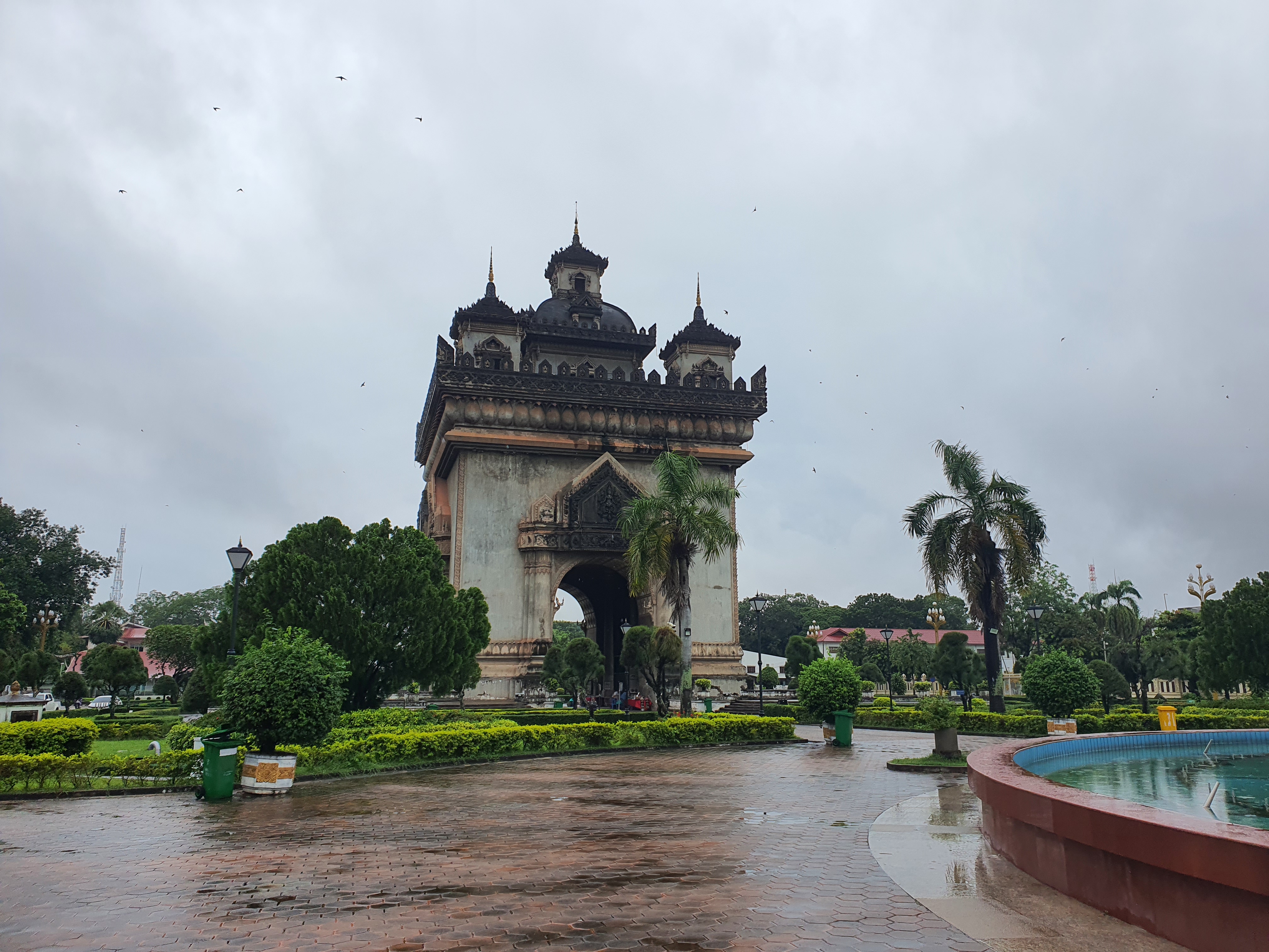 ສວນ ແລະທາງເດີນອ້ອມປະຕູ໊ໄຊ