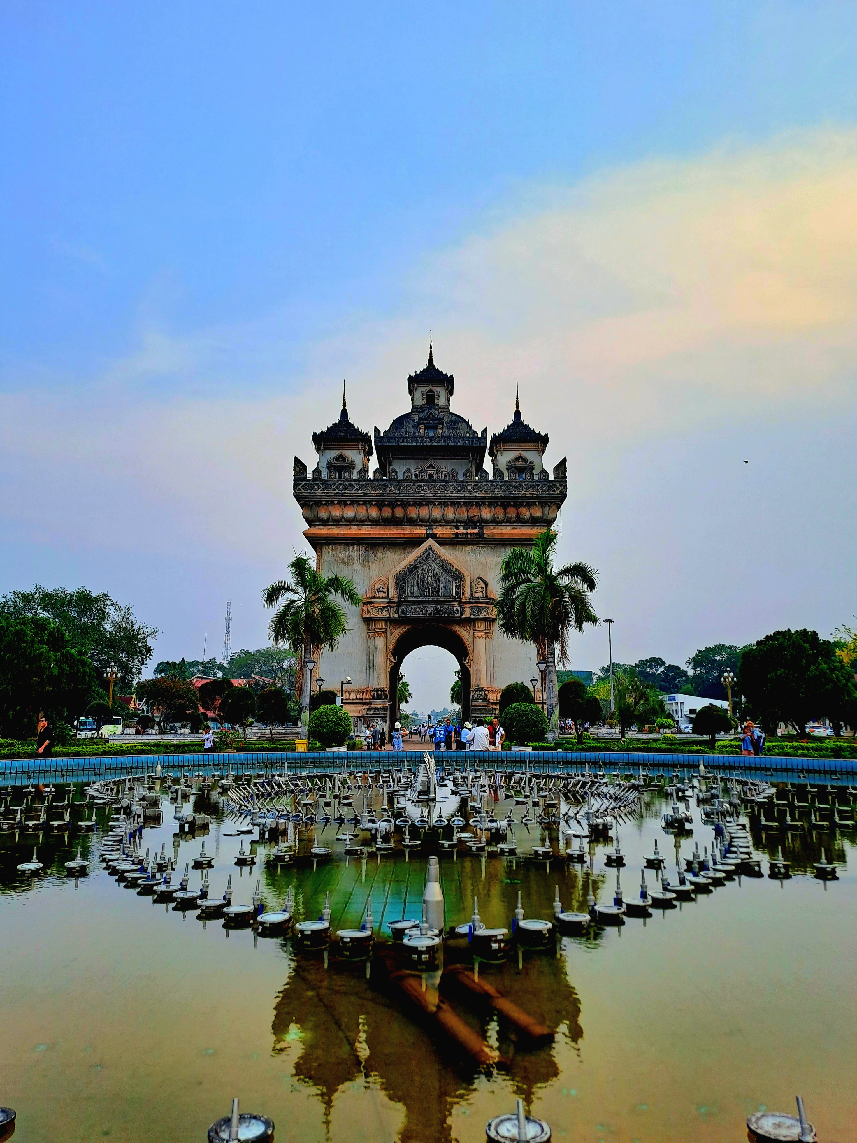 ແສງພັບຟ້າສວຍງາມເທິງຫົວ