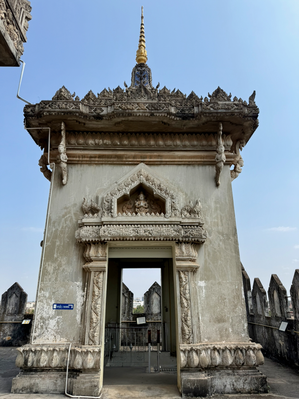 ມອງໄປທາງທິດຕາເວັນອອກຫາທາດຫຼວງ